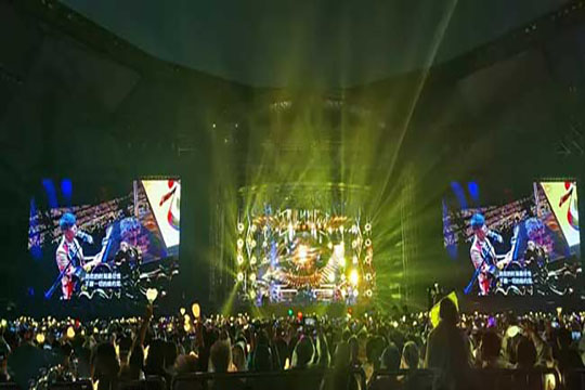 【周杰伦】深圳演唱会被侃像"雨神", 星空游戏龙平芳率众现场助威！