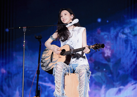 星空游戏透明LED显示屏亮相于文文南京演唱会