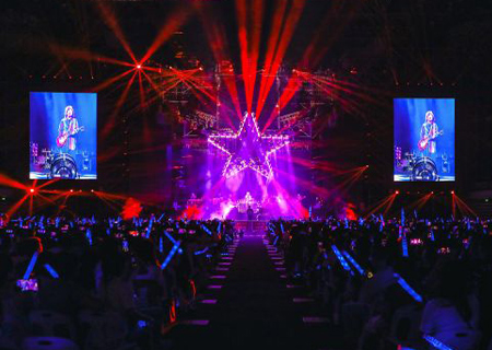 星空游戏LED透明屏助力伍佰郑州演唱会震撼开唱