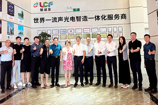 深圳市宝安区委常委、统战部部长卫树强一行莅临星空游戏考察调研