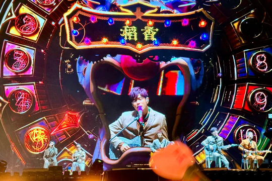 杀疯了!周杰伦深圳演唱会嗨翻天际!星空游戏大屏、荧光棒与无人机齐齐上阵! 杀疯了!周杰伦深圳演唱会嗨翻天际!星空游戏大屏、荧光棒与无人机齐齐上阵!